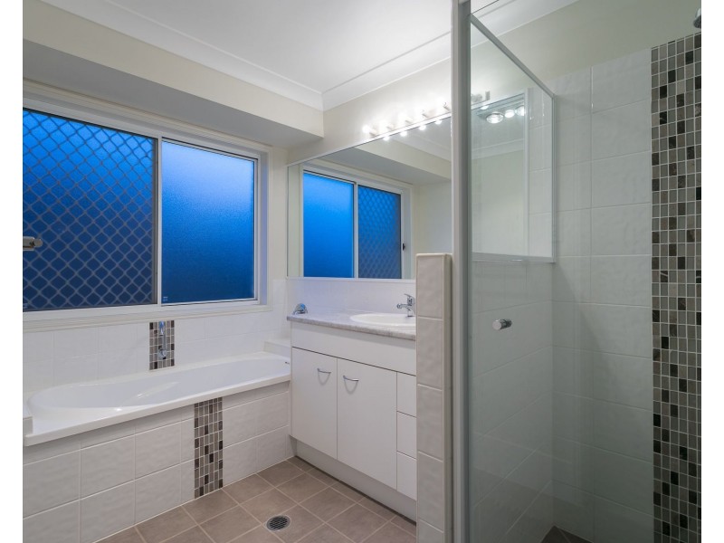 8 Omac Street, Redland Bay QLD 4165