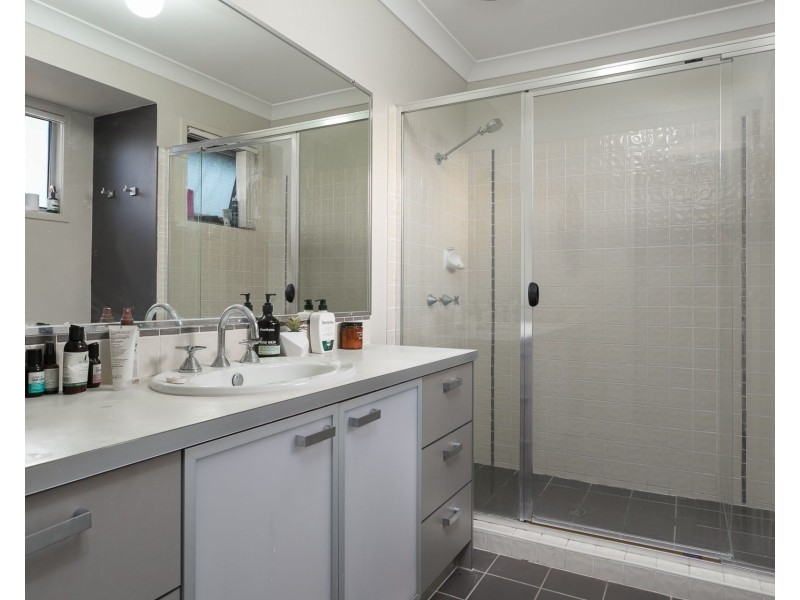 2 Shaw Place, Redland Bay QLD 4165