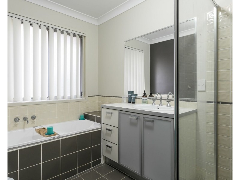 2 Shaw Place, Redland Bay QLD 4165