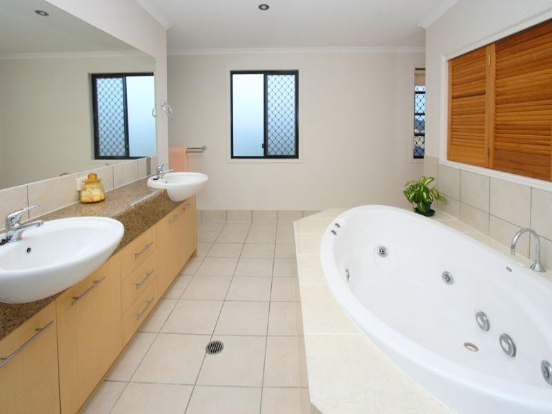 8 Torquay Road, Redland Bay QLD 4165