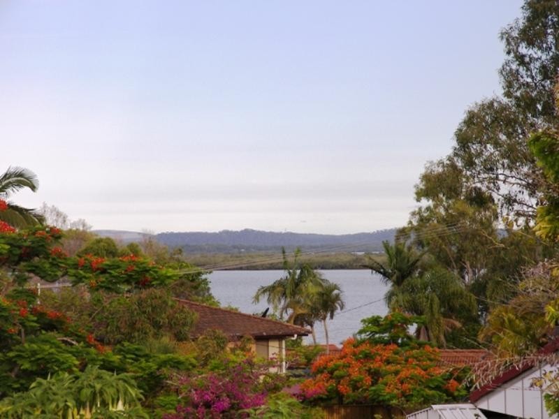 2 Sandy Cove, Redland Bay QLD 4165