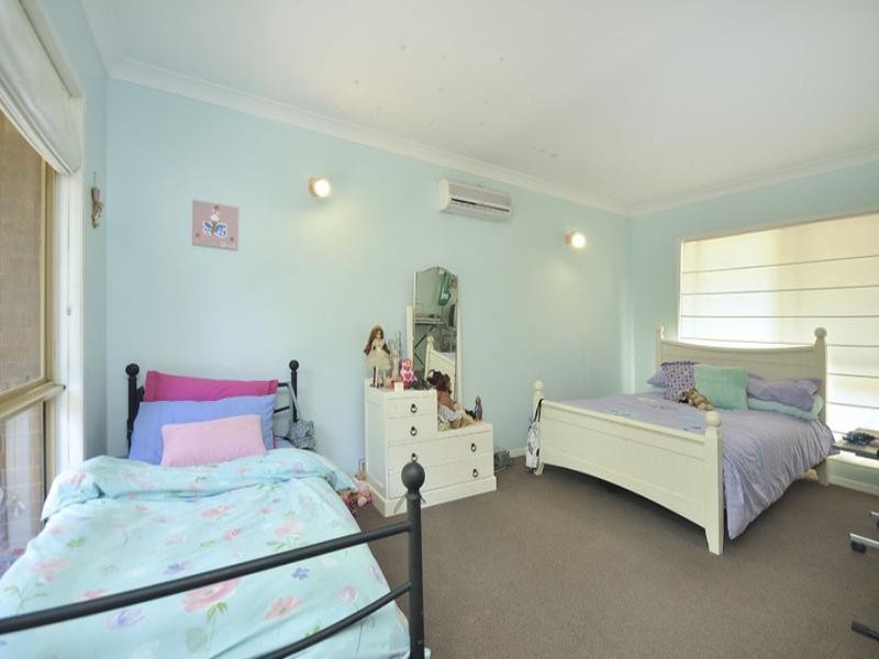 8 Azalea Street, Redland Bay QLD 4165