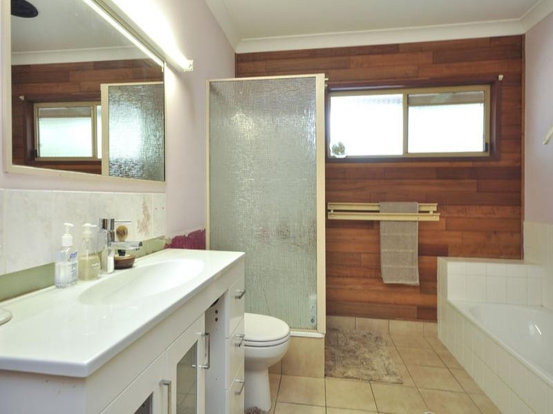 8 Azalea Street, Redland Bay QLD 4165