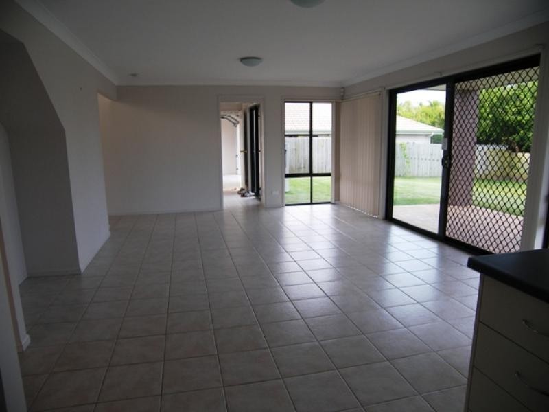 2 Sandy Cove Place, Redland Bay QLD 4165