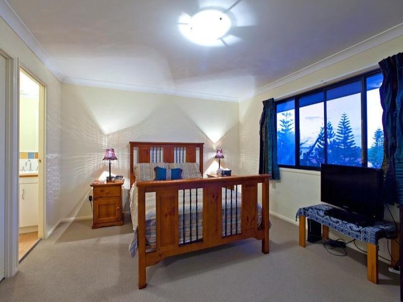 10 Torquay Road, Redland Bay QLD 4165