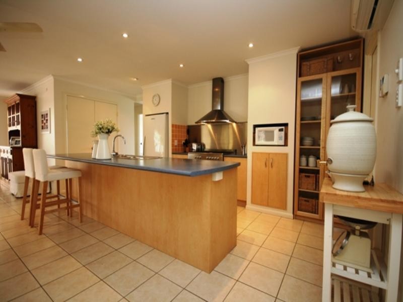 6 Seagrass Place, Redland Bay QLD 4165