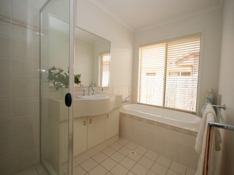 6 Seagrass Place, Redland Bay QLD 4165