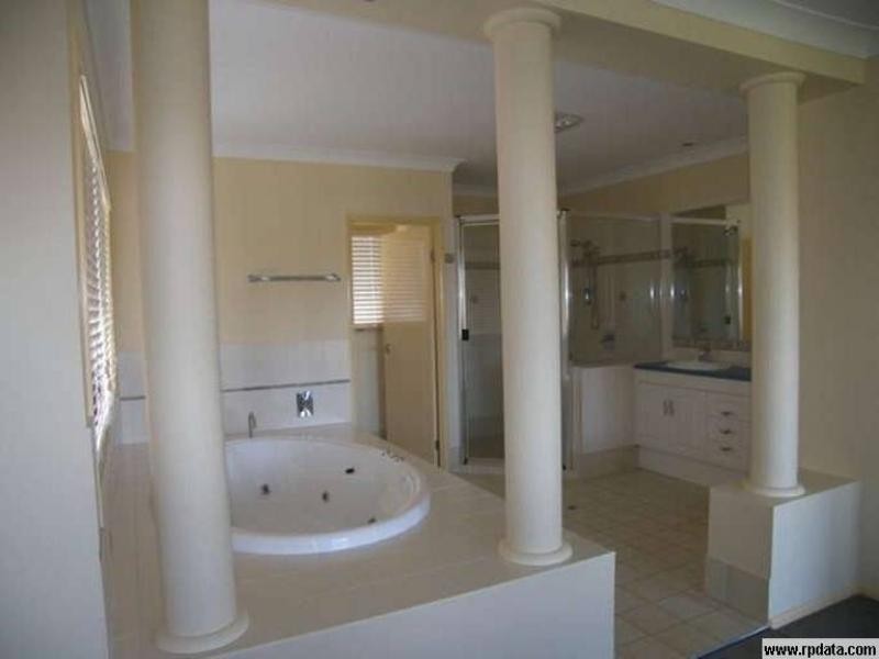 54 Spinnaker Circuit, Redland Bay QLD 4165