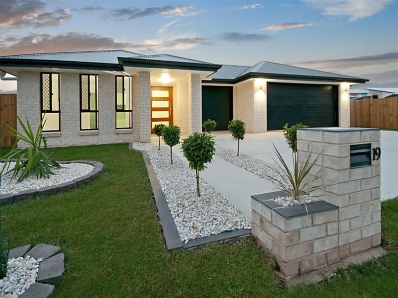 19 Bankswood Drive, Redland Bay QLD 4165