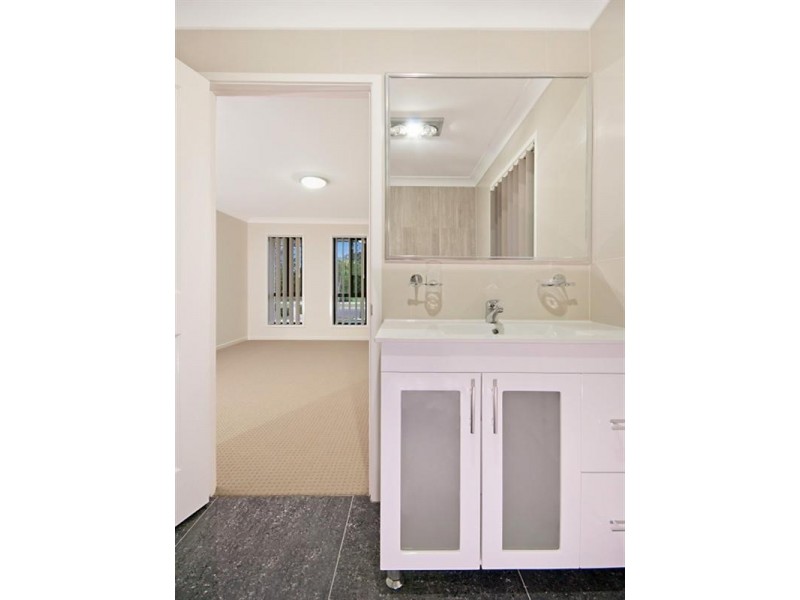 19 Bankswood Drive, Redland Bay QLD 4165