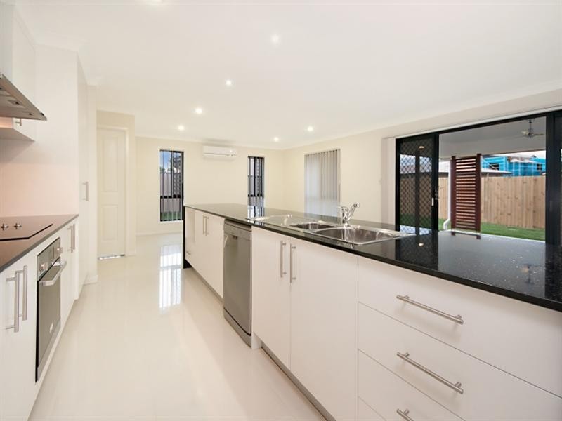 19 Bankswood Drive, Redland Bay QLD 4165