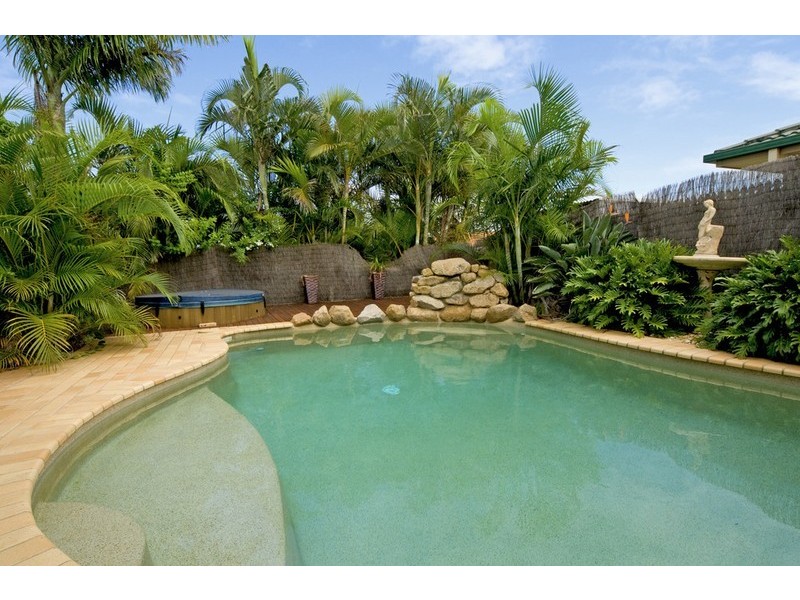 4 Bartlett Terrace, Redland Bay QLD 4165