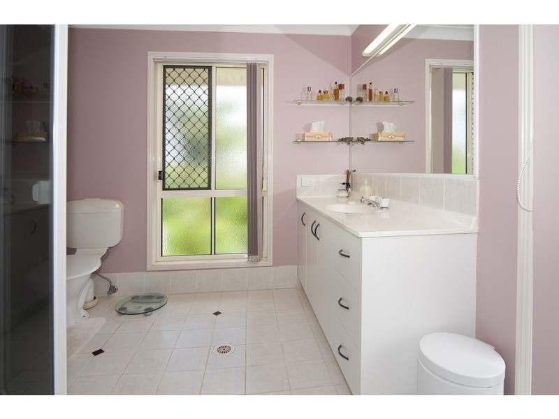 4 Bartlett Terrace, Redland Bay QLD 4165