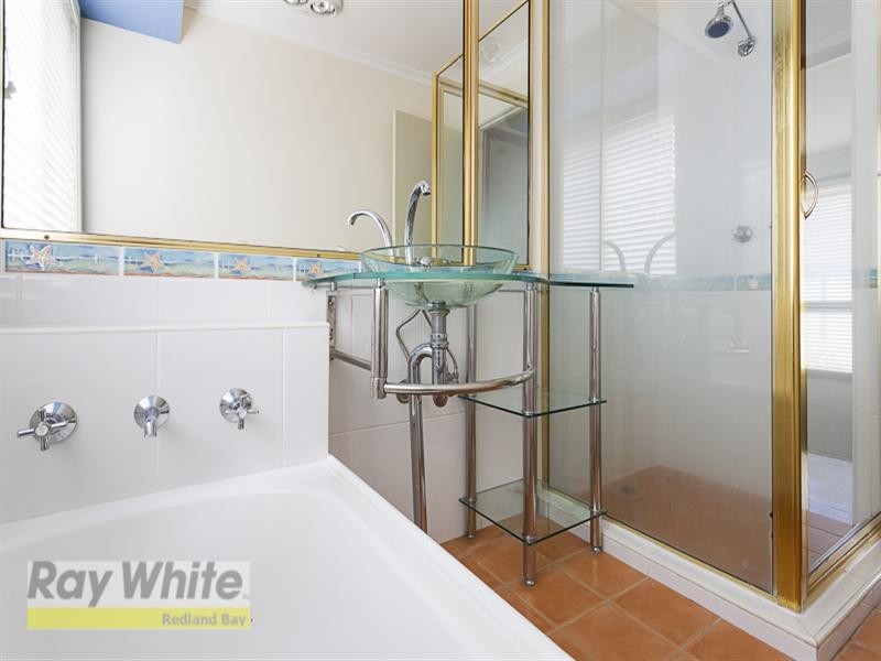 4 Pine Terrace, Redland Bay QLD 4165