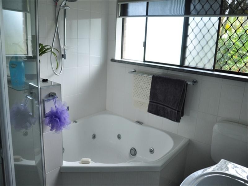 2 Banksia Street, Redland Bay QLD 4165