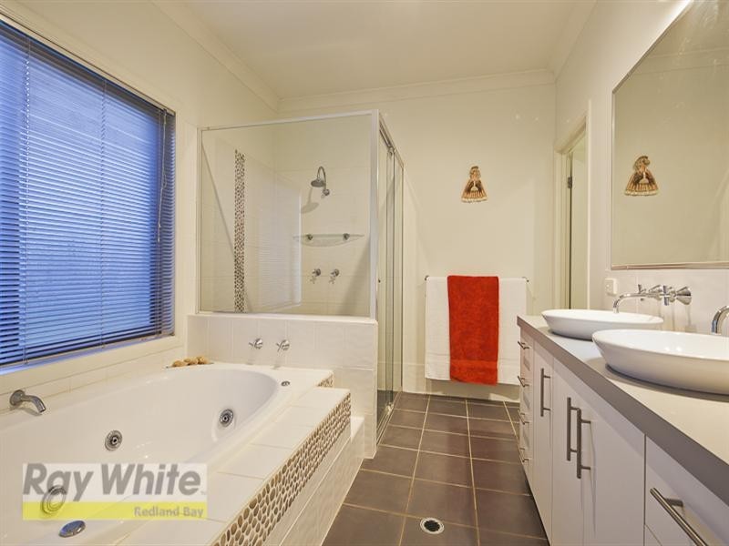 8 St Ives Court, Redland Bay QLD 4165