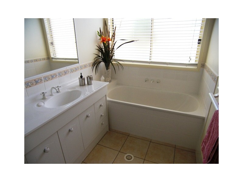 8 Spinnaker ct., Redland Bay QLD 4165