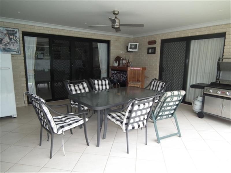 3 Bluefin Court, Redland Bay QLD 4165