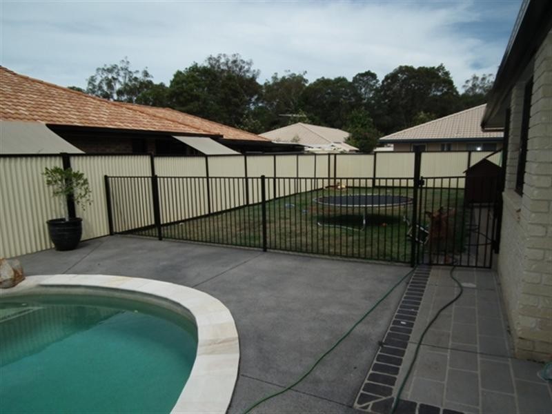 3 Bluefin Court, Redland Bay QLD 4165