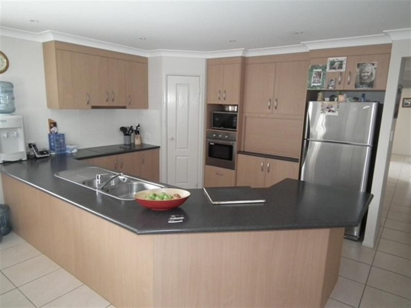 3 Bluefin Court, Redland Bay QLD 4165