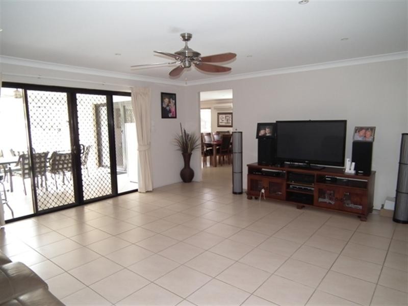 3 Bluefin Court, Redland Bay QLD 4165