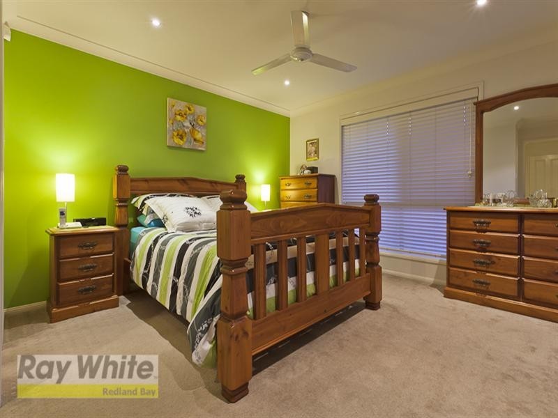 1 Mervyn Crescent, Redland Bay QLD 4165