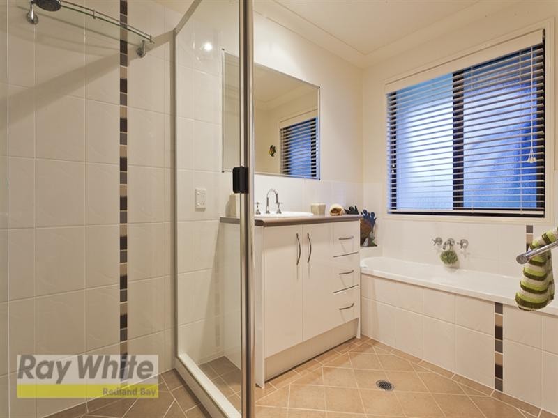 1 Mervyn Crescent, Redland Bay QLD 4165