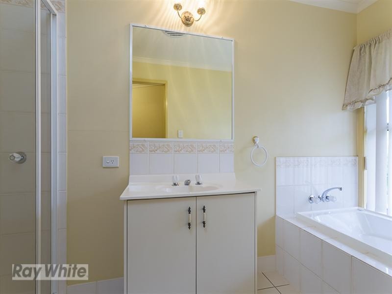 5 Bartlett Terrace, Redland Bay QLD 4165