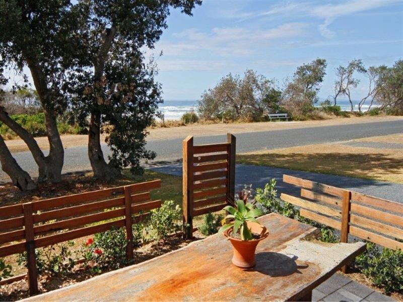 21 Pacific Parade, Old Bar NSW 2430