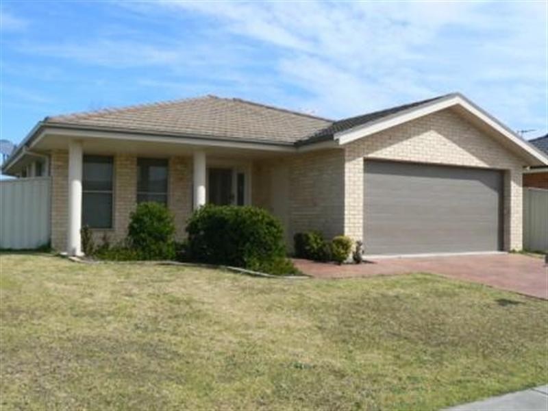 4 Flagtail Avenue, Old Bar NSW 2430