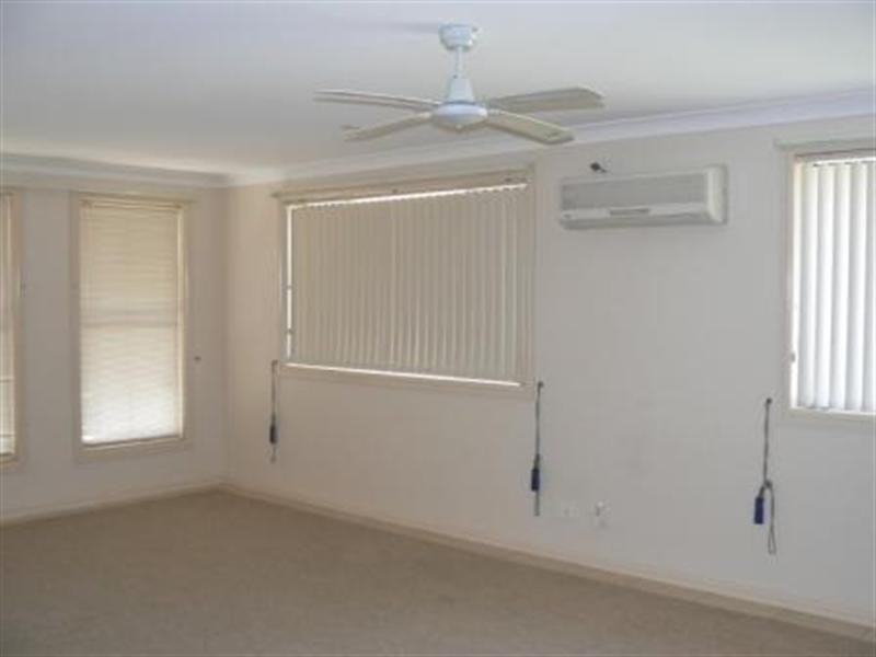 4 Flagtail Avenue, Old Bar NSW 2430