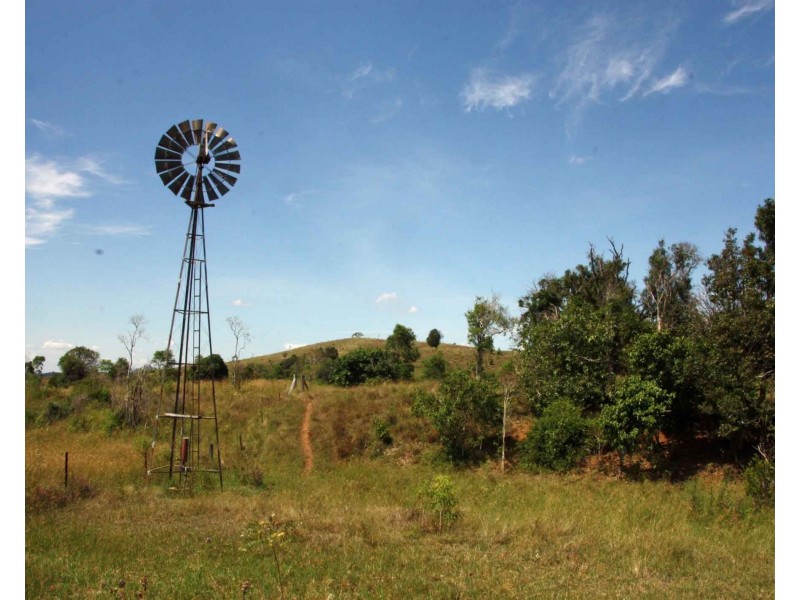 1494 East End Road, Mount Larcom QLD 4695