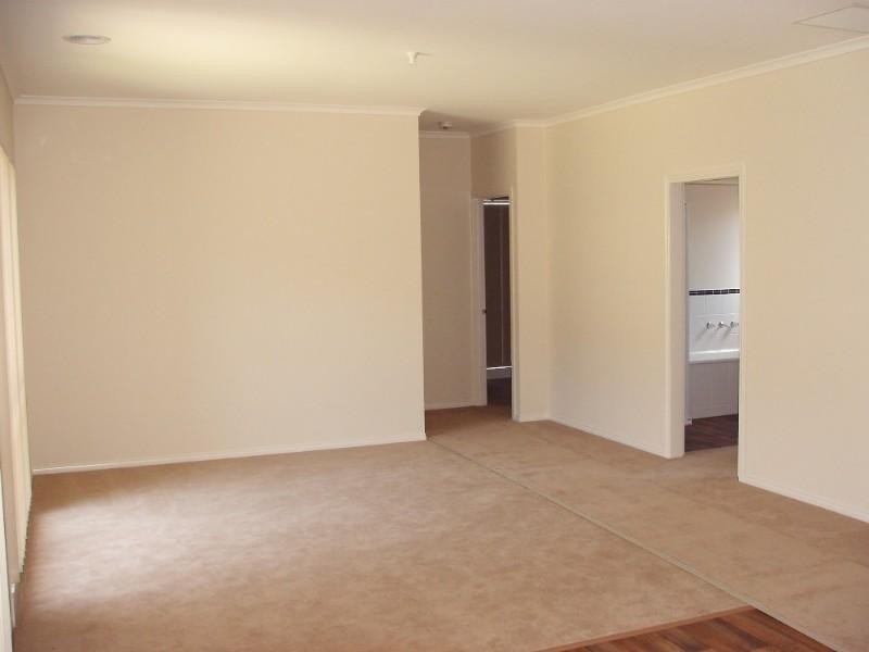 9 Joseph Banks Drive, Pakenham VIC 3810