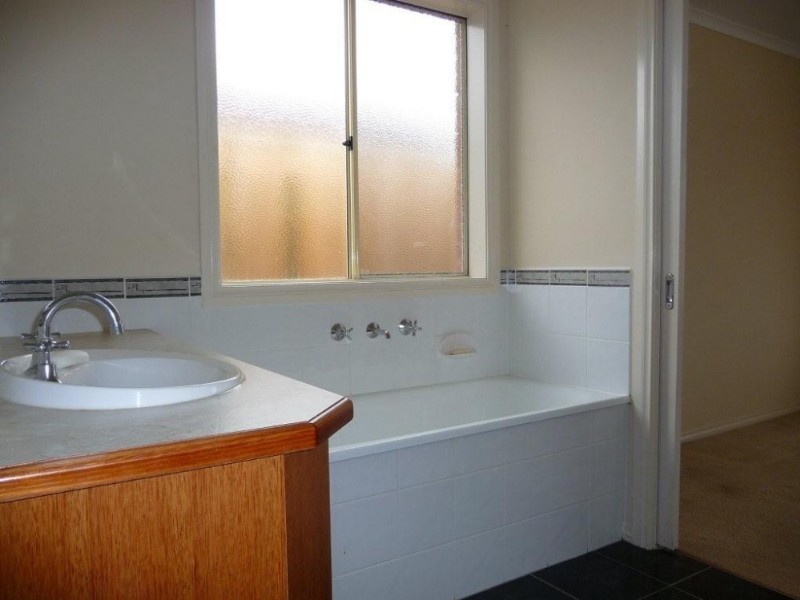 21 Wakenshaw Crescent, Pakenham VIC 3810