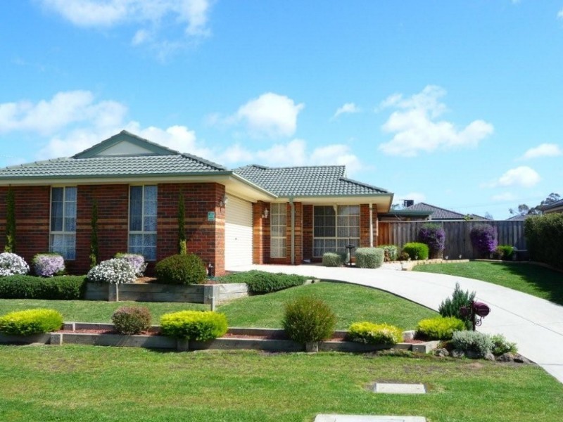 27 Sir Thomas Drive, Pakenham VIC 3810