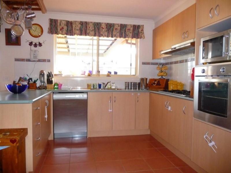 27 Sir Thomas Drive, Pakenham VIC 3810