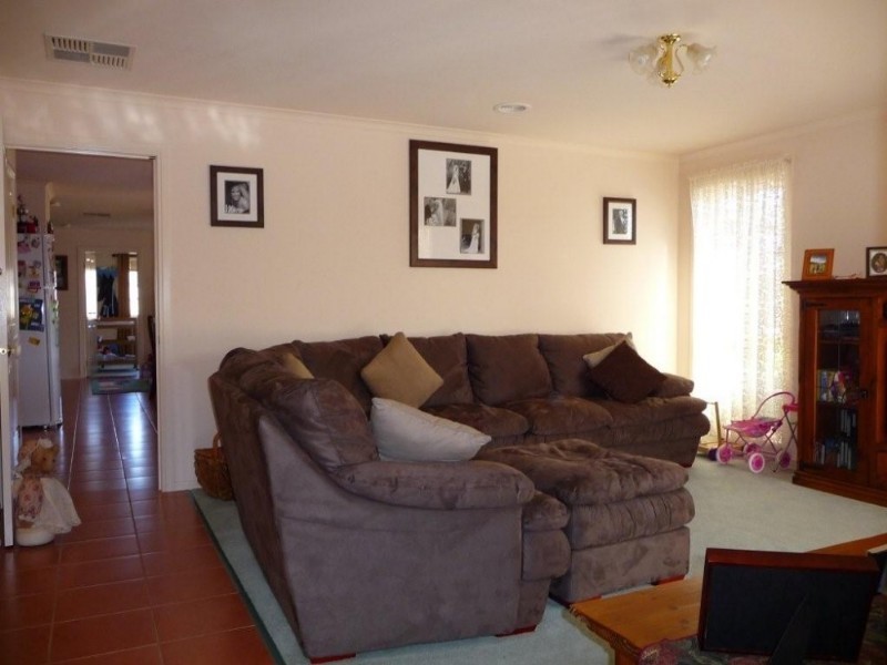 27 Sir Thomas Drive, Pakenham VIC 3810