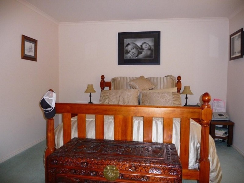 27 Sir Thomas Drive, Pakenham VIC 3810