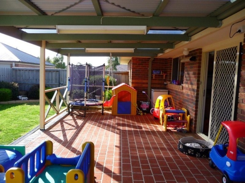 27 Sir Thomas Drive, Pakenham VIC 3810