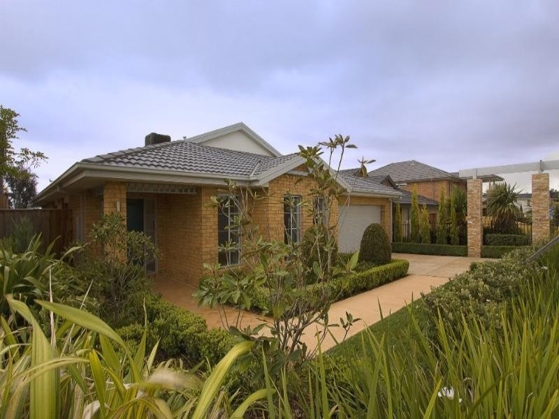 13 Fallingwater Drive, Pakenham VIC 3810