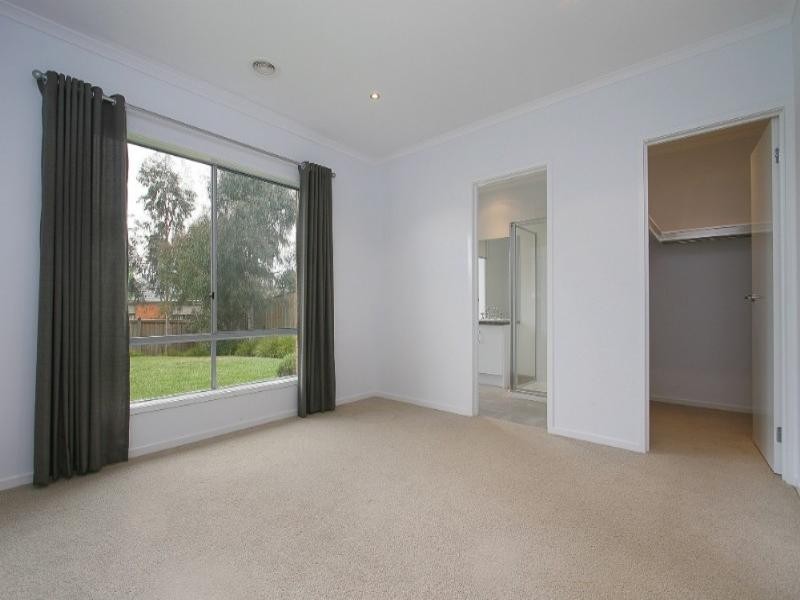 13 Fallingwater Drive, Pakenham VIC 3810