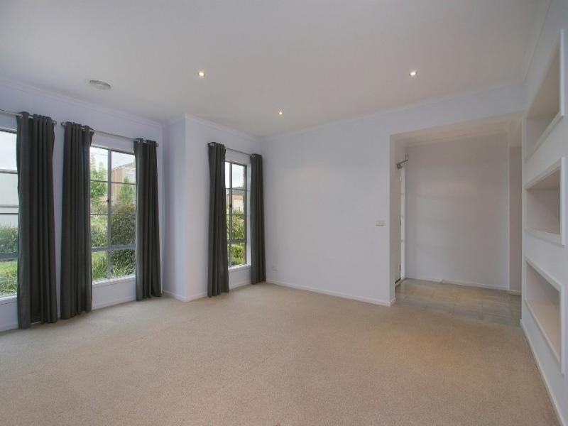 13 Fallingwater Drive, Pakenham VIC 3810