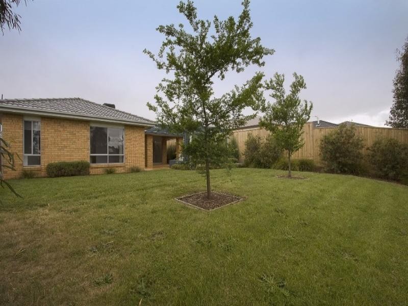 13 Fallingwater Drive, Pakenham VIC 3810