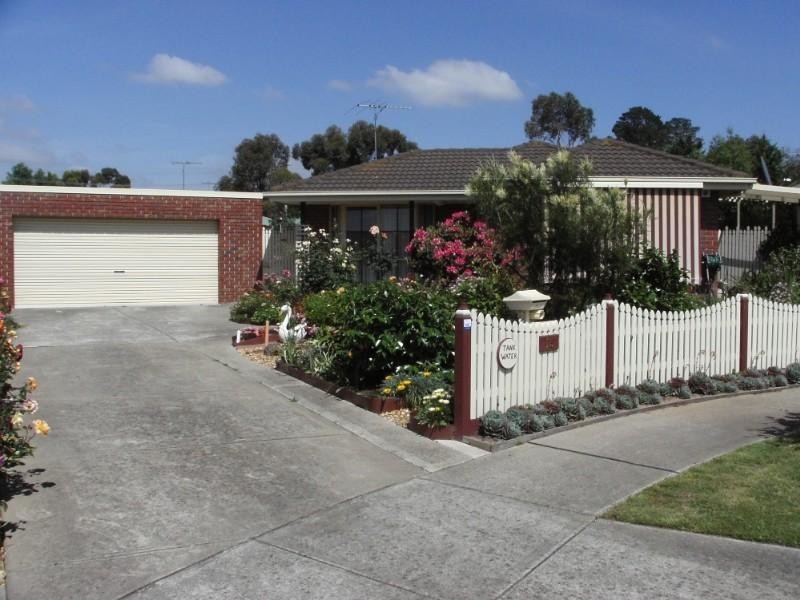 15 Montclaire Court, Pakenham VIC 3810