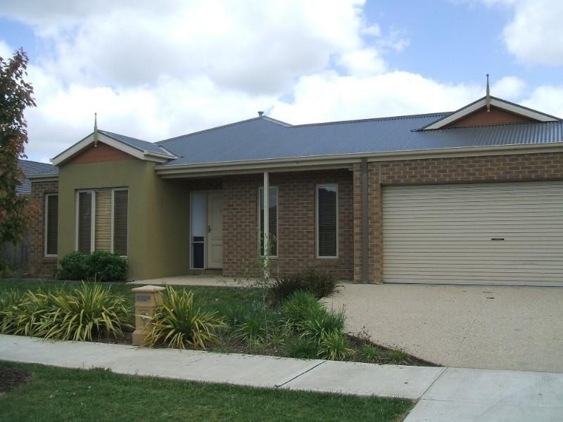 6 Reidel Avenue, Pakenham VIC 3810