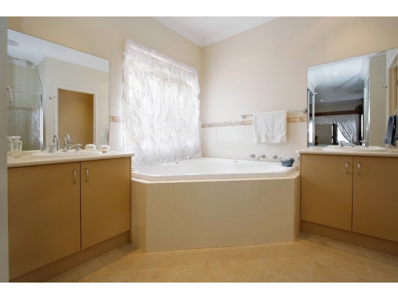 38 Tyrone Avenue, Pakenham VIC 3810