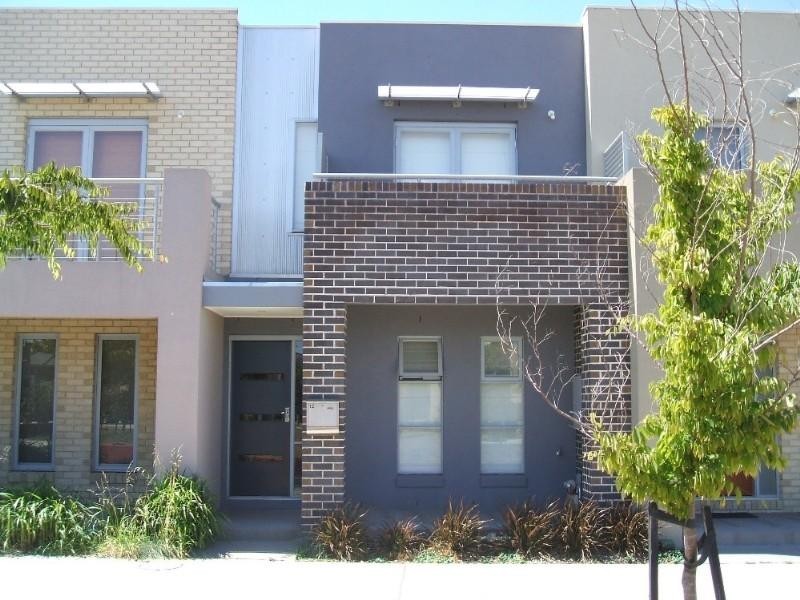 12 Stonebridge Lane, Pakenham VIC 3810