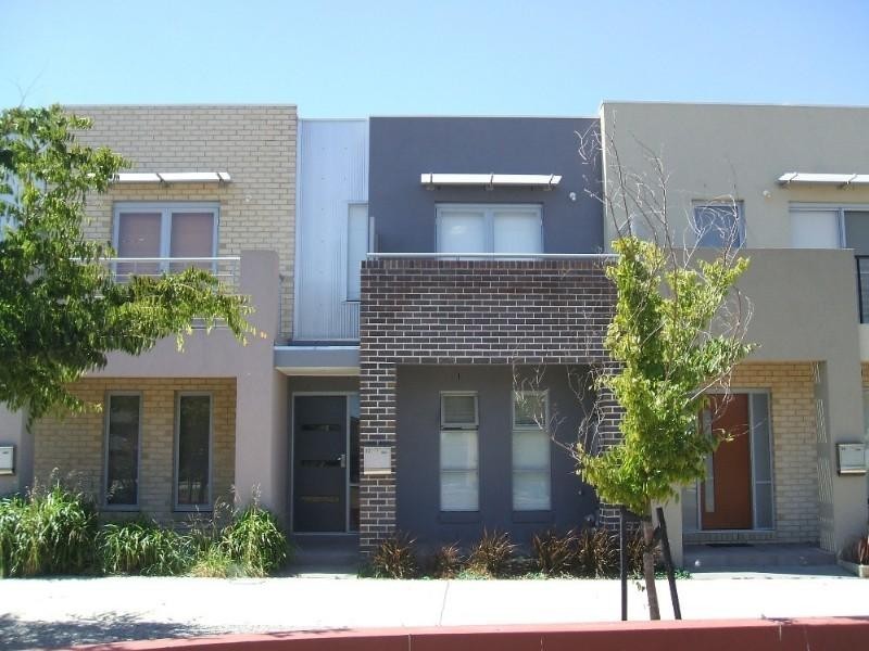 12 Stonebridge Lane, Pakenham VIC 3810