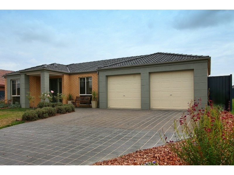 44 Scarlet Crescent, Pakenham VIC 3810