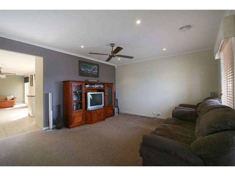 44 Scarlet Crescent, Pakenham VIC 3810